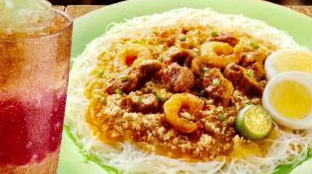 A taste of Filipino food... this Chicken Inasal is so good with Soy sauce, lemon and spicy red pepper for dipping sure it makes you eat more rice... plus Palabok made of longrice, ground meat, shrimp, and chicharon with sauce, top with boiled egg, a filipino food everyone wants to try. My first food when i go back home next month. #GoodEats photo contest