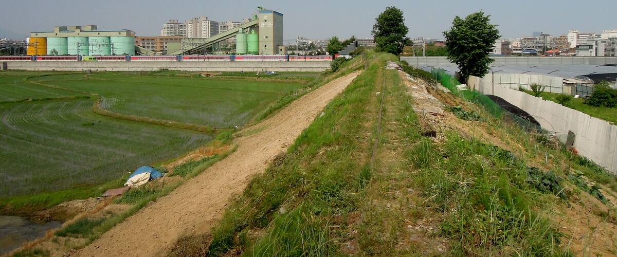 The Suin Line in Seryu-dong, Suwon