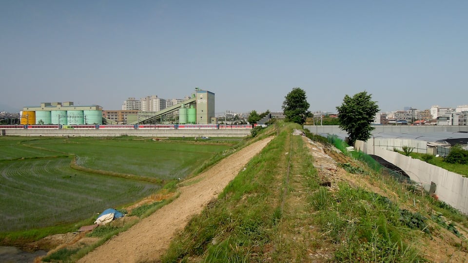 The Suin Line in Seryu-dong, Suwon
