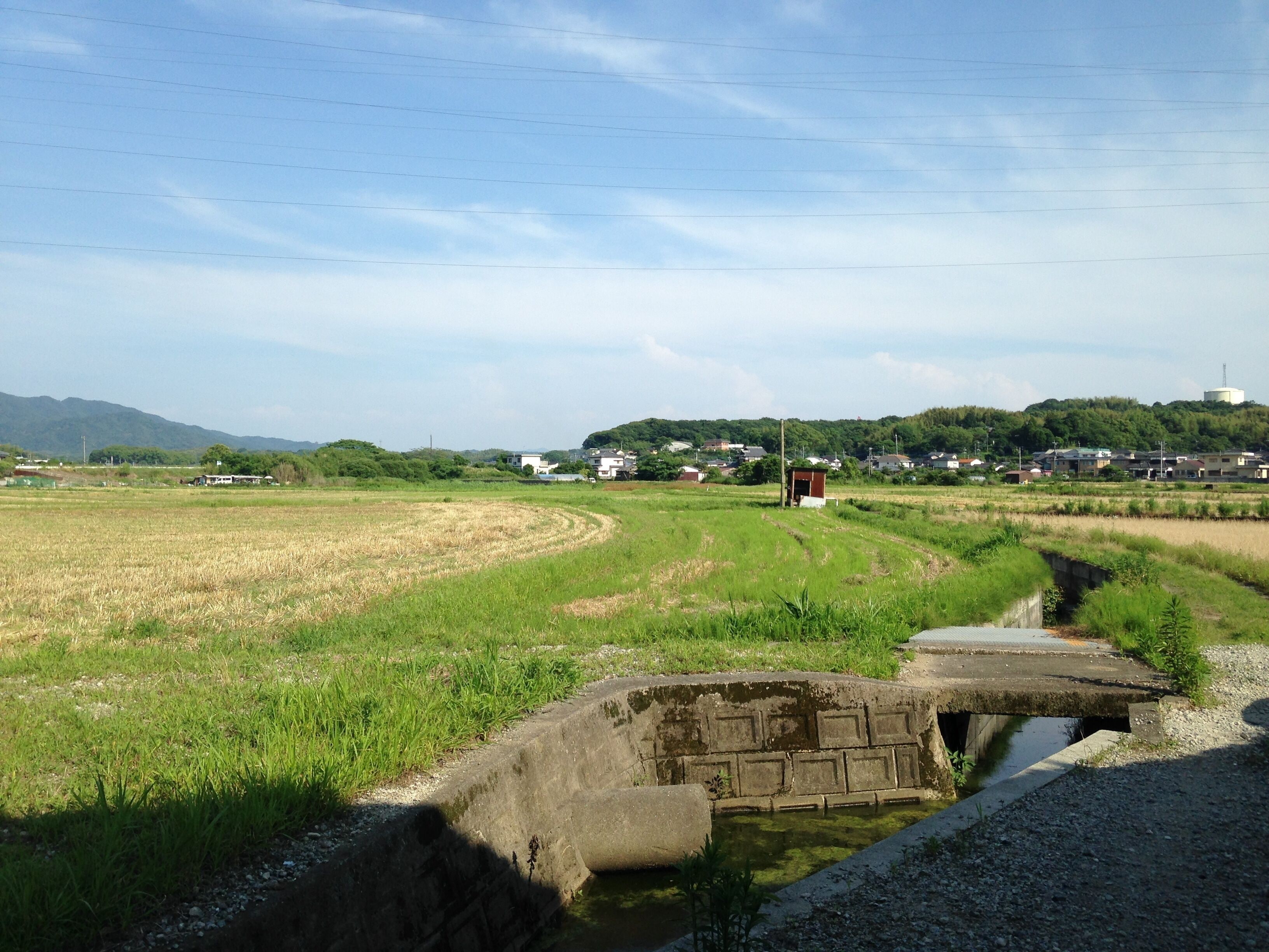 三池鉄道本線跡の煉瓦アーチ橋付近より望む景色。左端は小岱山