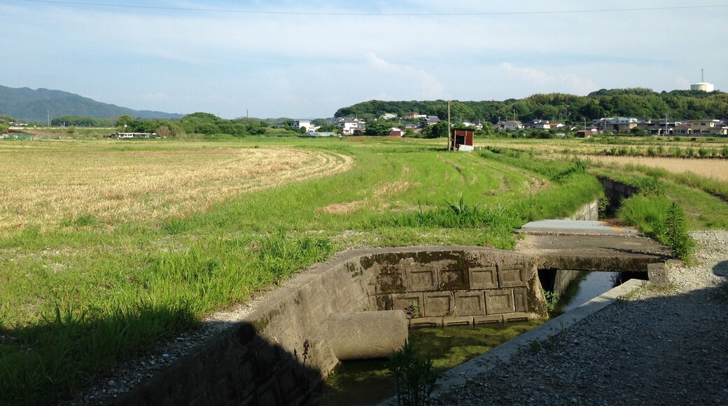 三池鉄道本線跡の煉瓦アーチ橋付近より望む景色。左端は小岱山