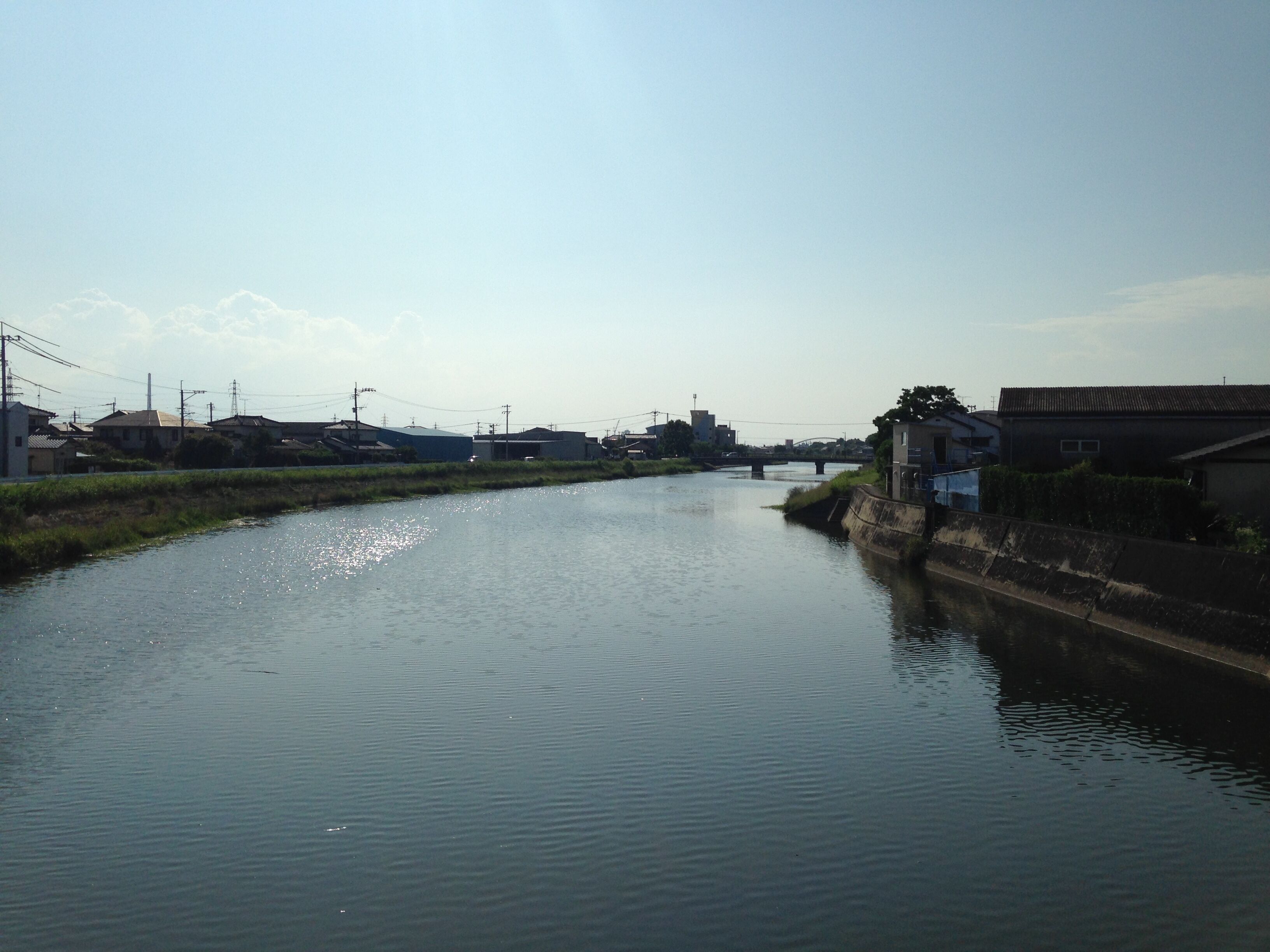 日の出橋より望む諏訪川(下流側)