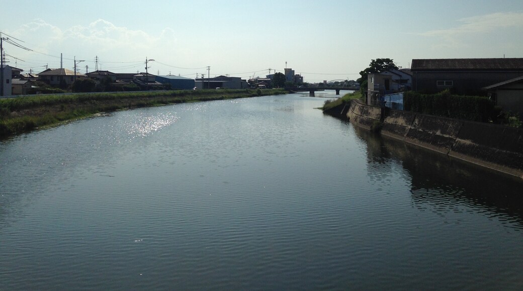 日の出橋より望む諏訪川(下流側)