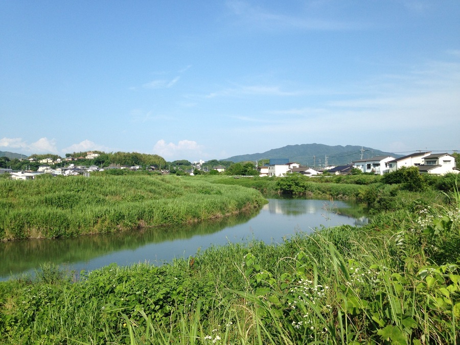 県境付近より望む諏訪川(上流側)と三池山
