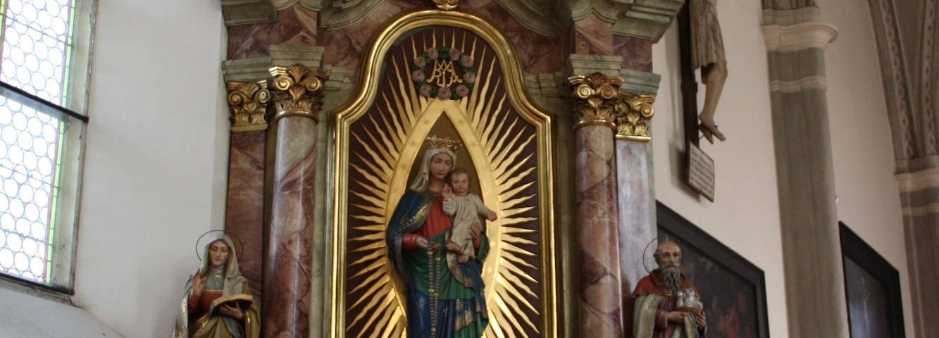 Italy, South Tirol, Wiesen, Pfitscherstraße, Pfarrkirche Hl. Kreuz. The church is mentioned for the first time in a written document in 1337 and it is reported that has been consecrated once in 1434. The present church has a massive bell tower and was built with blocks of granite under the supervision of Adam Schaiter of Sterzing in Late Gothic and Renaissance style. In the 19th century was restored freeding the interior by the Gothic elements. The ceiling frescoes are by Josef Renzler dating from 1841.