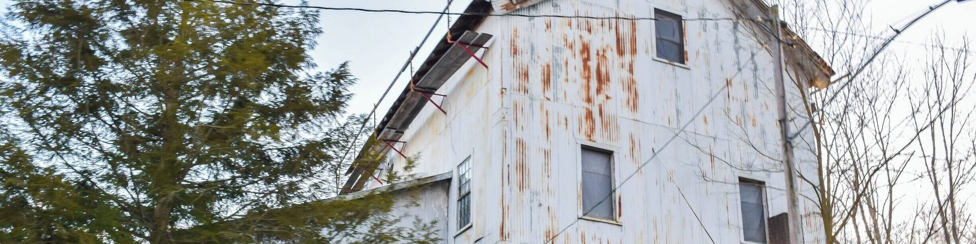 This old building is something we drive past every time I visit my grandpa. I've always wanted to snap a photo of it and I finally got the chance a couple of days ago. It is an old barn that looks like it was converted into something else over the years.
#StunningStructures