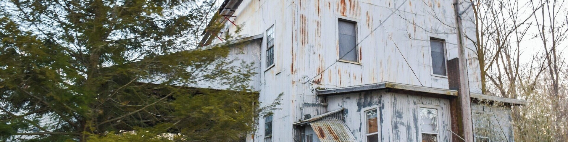 This old building is something we drive past every time I visit my grandpa. I've always wanted to snap a photo of it and I finally got the chance a couple of days ago. It is an old barn that looks like it was converted into something else over the years.
#StunningStructures