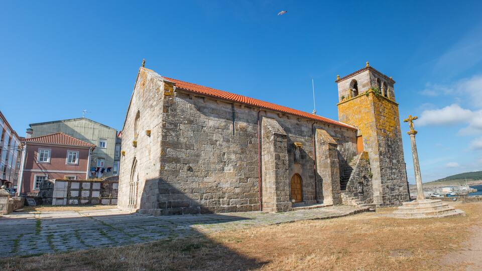 Iglesia de Santa María de Atalaia en Laxe) Spanien Galicien Costa da Morte