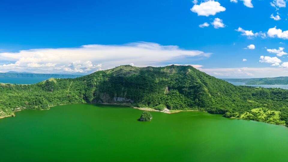 lake taal volcano tagaytay philippines