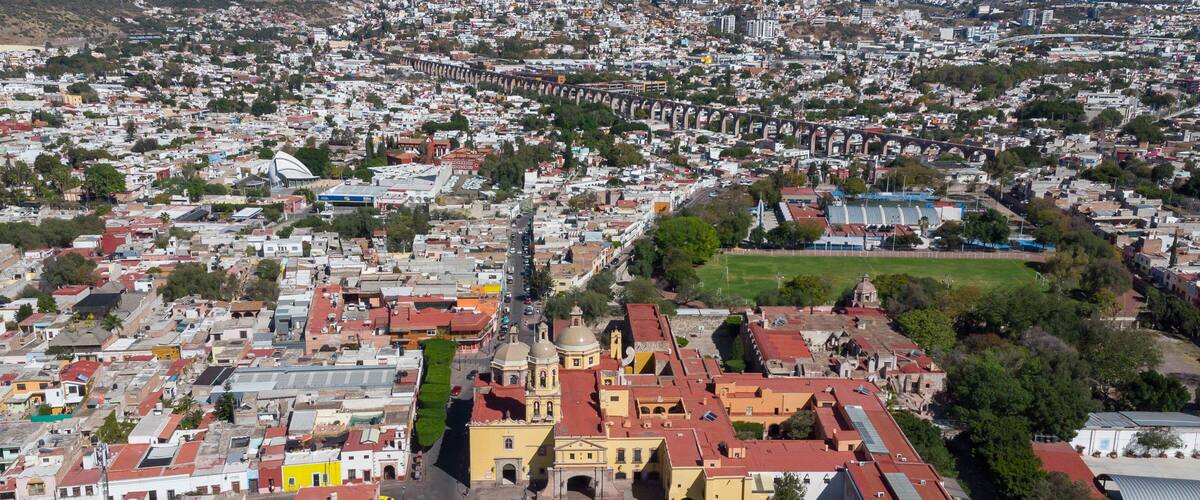 VISTA AEREA DEL CONVENTO DE LA SANTA CRUZ EN EL CENTRO HISTORICO DE LA CIUDAD DE QUERETARO MEXICO
