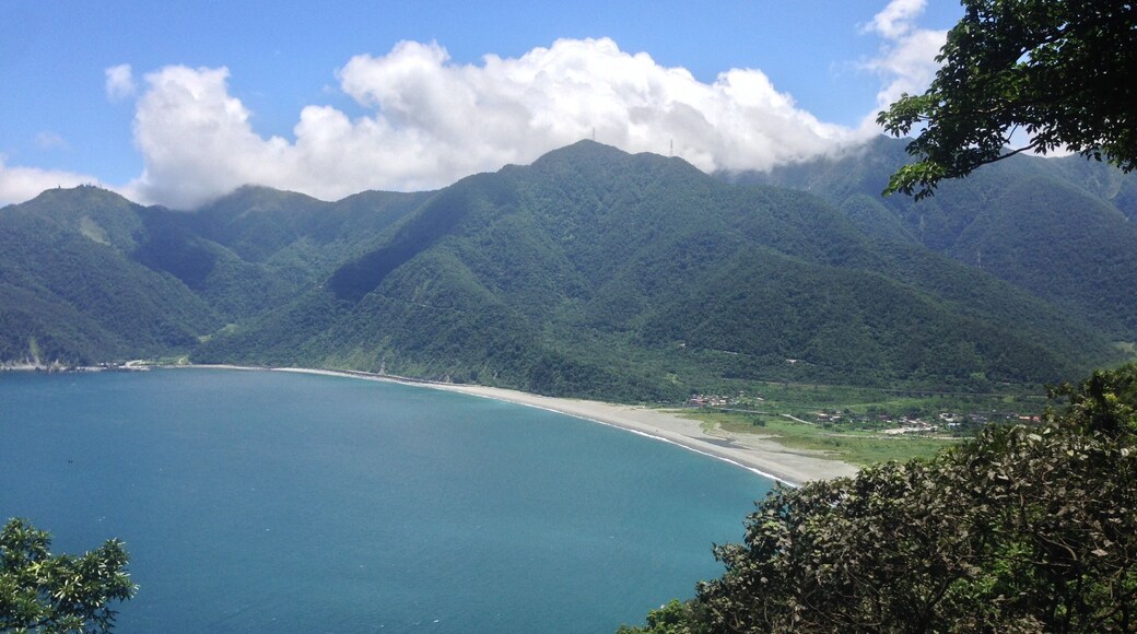 從開路先鋒爺廟遠望東澳。