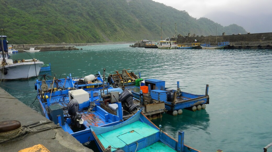粉鳥林漁港 Fenniaolin Fishing Harbor