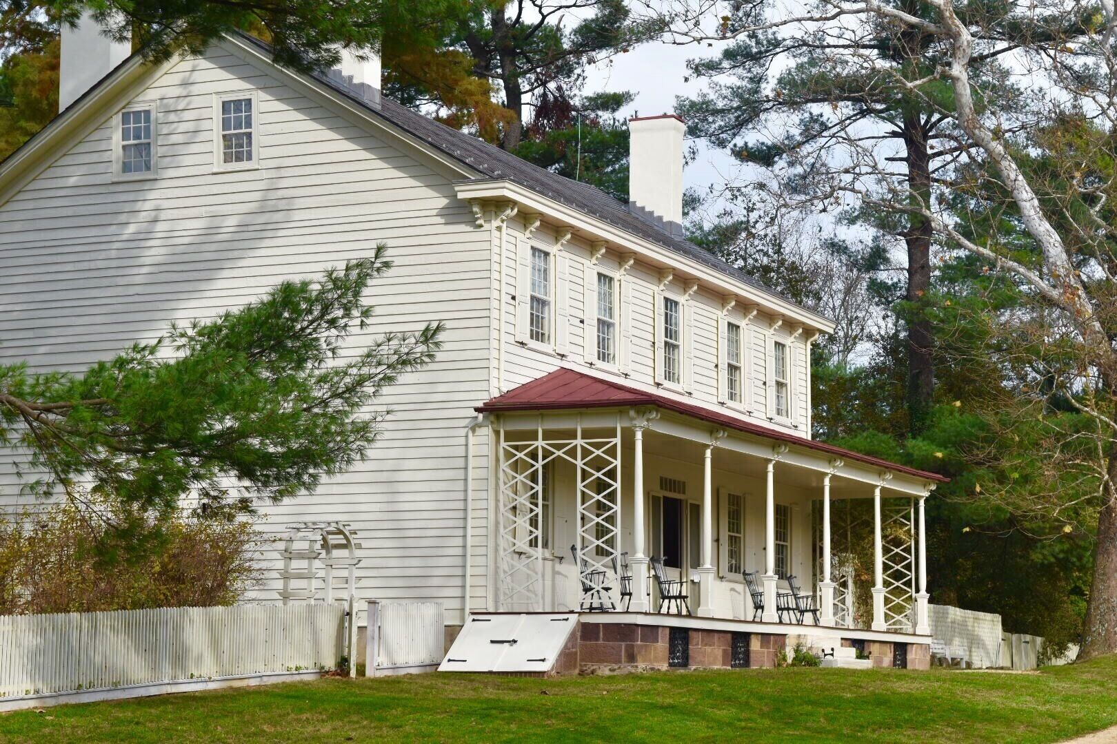 Beautiful peaceful park. House tours, working mill.