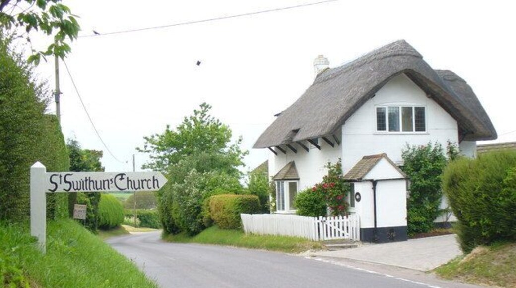 Hinton Parva Thatch Chocolate box thatched cottage in Hinton Parva, sited by the corner of the lane leading to the village church.