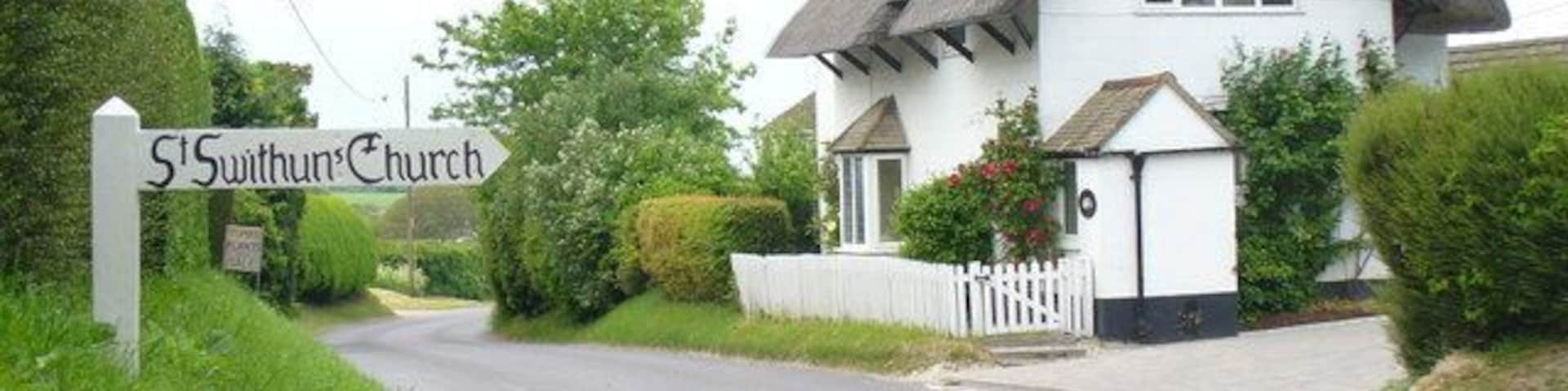 Hinton Parva Thatch Chocolate box thatched cottage in Hinton Parva, sited by the corner of the lane leading to the village church.