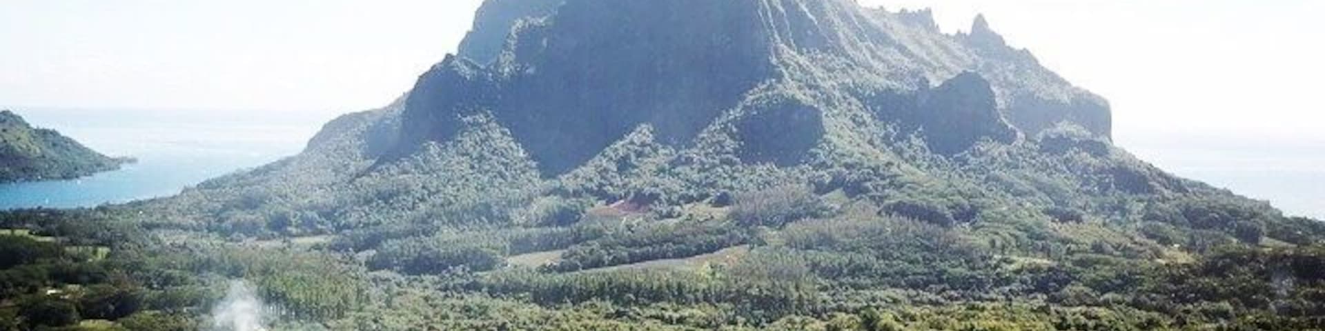 Mt Rotui is one of several natural landmarks of Mo’orea island. It lies in between Opunohu bay and Paopao bay.