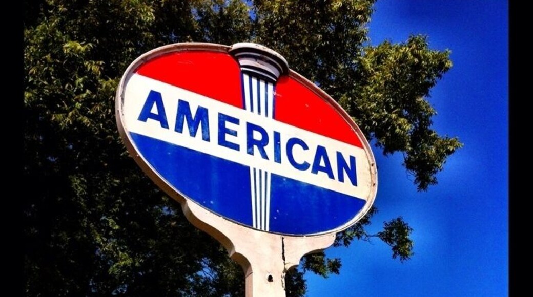 Salem antiques has some truly incredible vintage Americana shtuff. One of the best places I have found for old signs. Clean and eclectic. The older couple running this place are very friendly and talkative .... Just don't bring up politics!