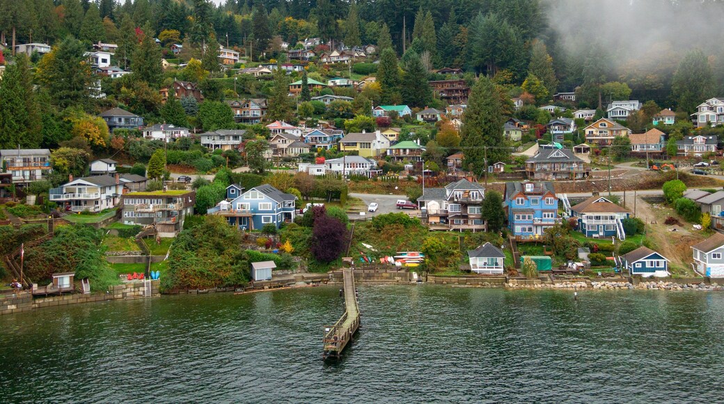 Granthams Landing showing a small town or village and a lake or waterhole