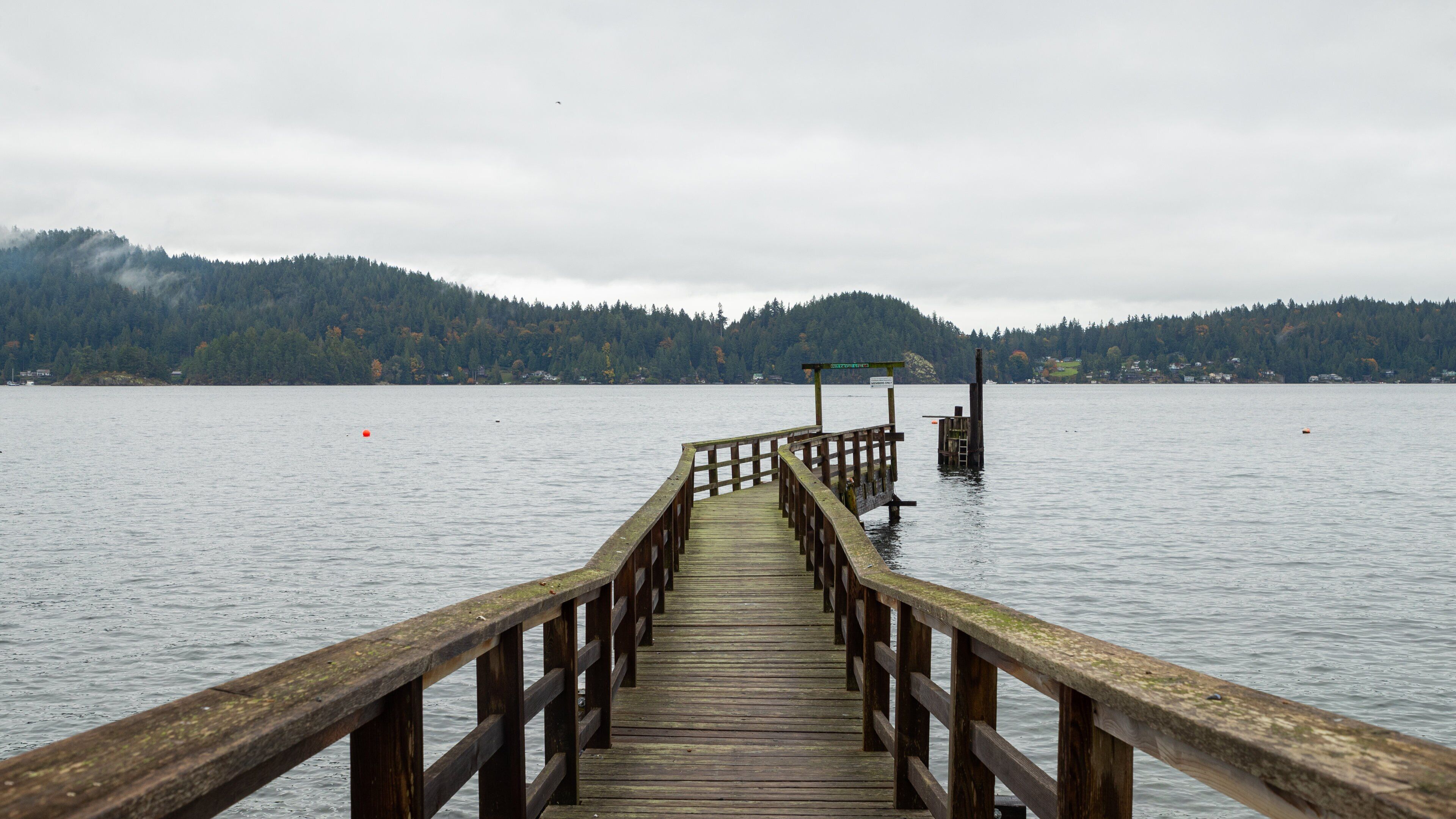 Granthams Landing showing a lake or waterhole
