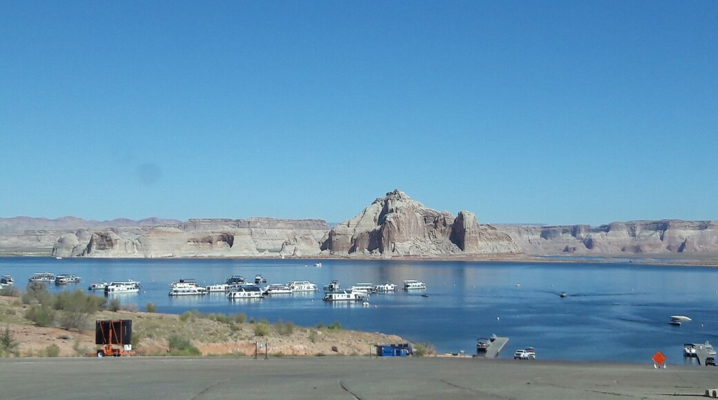 Nice view of lake Powell. There is a yacht club nearby and a beautifull hotel.