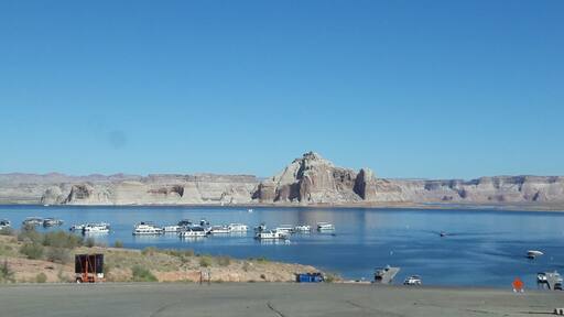 Nice view of lake Powell. There is a yacht club nearby and a beautifull hotel.