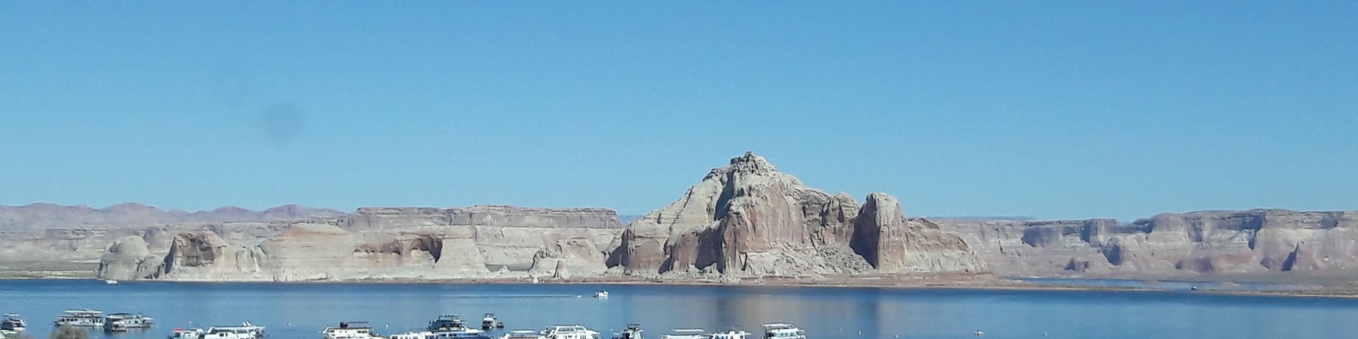 Nice view of lake Powell.  There is a yacht club nearby and a beautifull hotel.