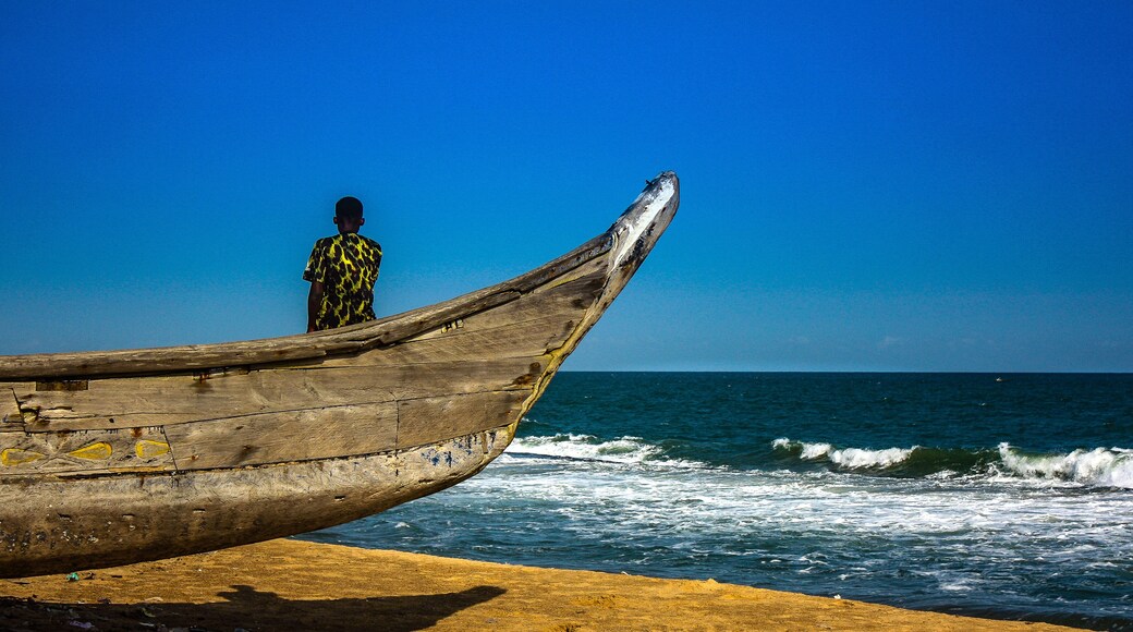 Garçon regardant l'océan et son avenir