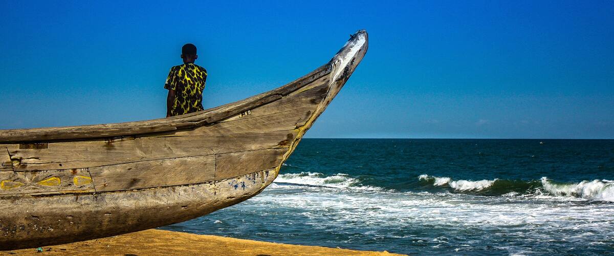 Garçon regardant l'océan et son avenir