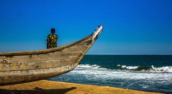 Garçon regardant l'océan et son avenir