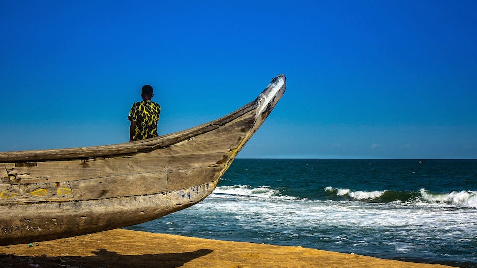Garçon regardant l'océan et son avenir
