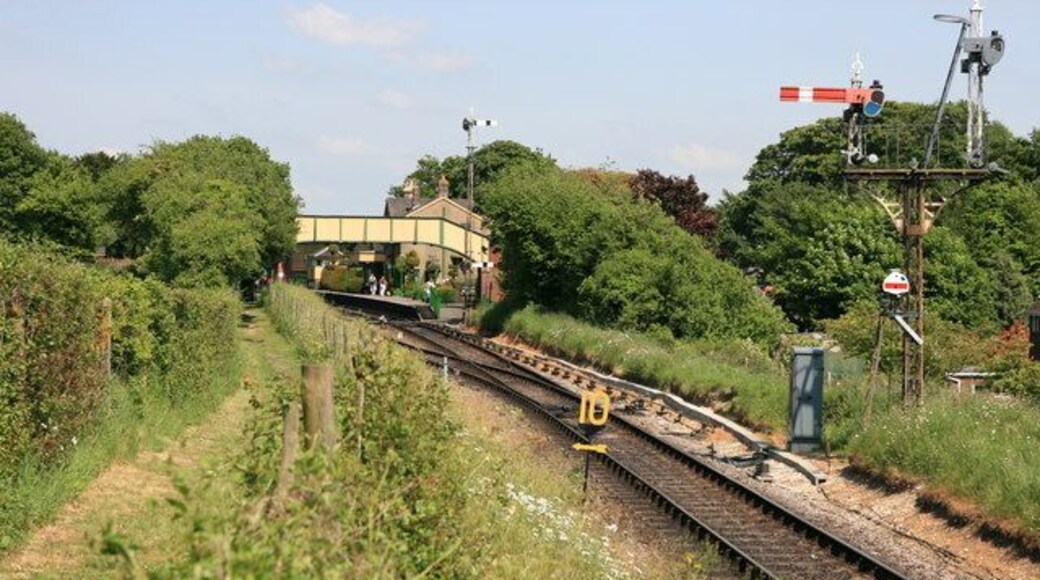 Semaphore signalling There is a path which runs from Ropley station alongside the northern railway boundary, from which you can guarantee great views of the steam trains as they pass. Pictured are Ropley station and footbridge together with old-fashioned semaphore signalling.