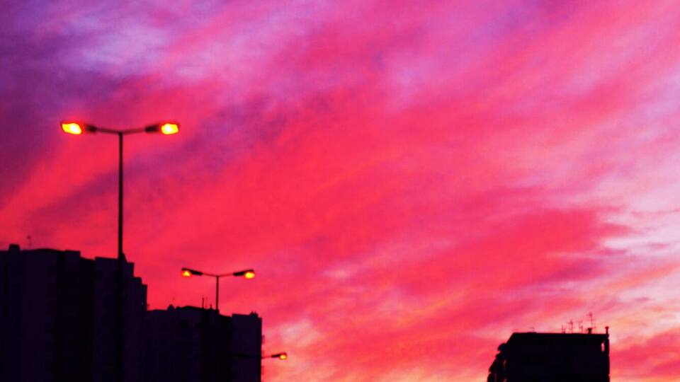 I was returning home from a photoshoot and the sunset was incredible. So i had to take a photo through the windshield of my car.