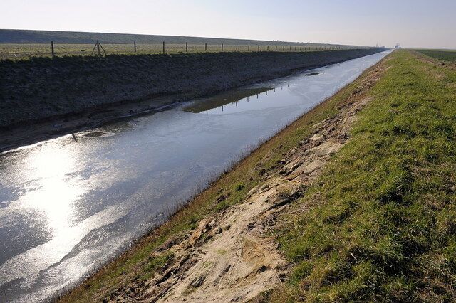 Counter Drain, Bassenhally Moor On the northern side of the drain. I had hoped to cross it and walk up on the North Bank and look south over the river Nene and The Wash, however, there were no crossing points near by.