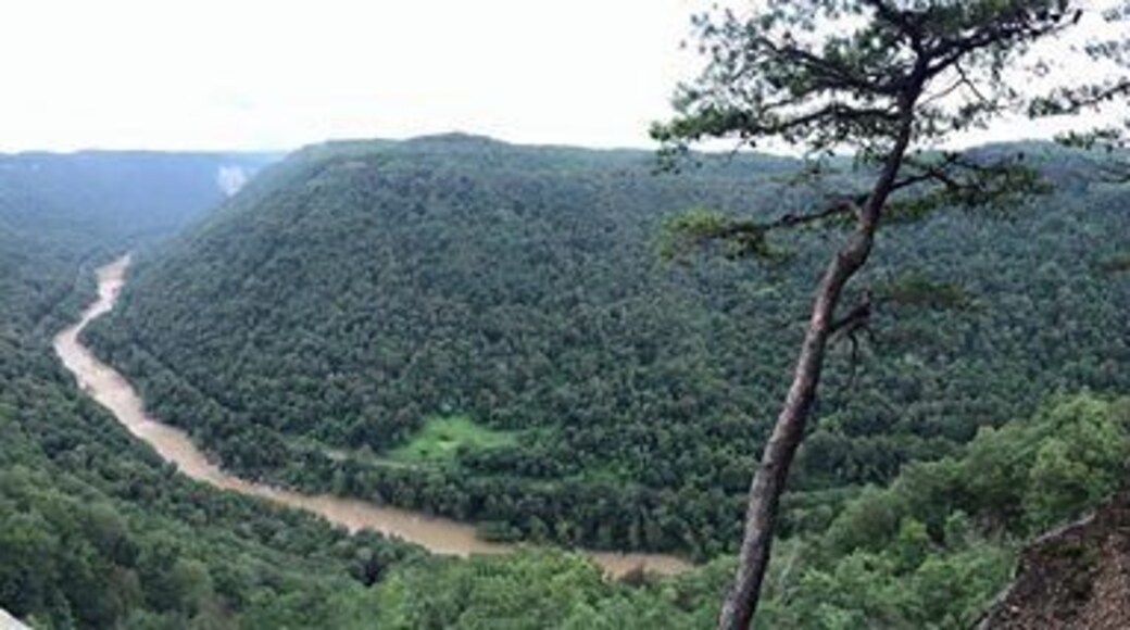 Panoramic from Diamond Point overlook along the Endless Wall Trail.