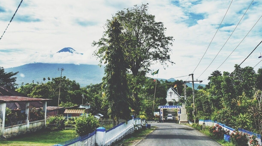 • Waleo Village •
Located on a hill next to the coastline, this village has impressive view of Mt. Klabat (the highest mountain in North Sulawesi)
As North Sulawesi is predominantly Christian, you could find so many churches in everywhere you go.
Catholicism entered North Sulawesi five centuries ago brought by the Spaniards. The areas near this village was the first place to encounter catholicism.
Along with the strong influence of the Dutch through VOC, Catholicism then replaced by Protestantism until today.