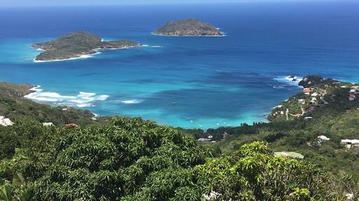 Un paisaje costero con dos islas pequeñas rodeadas de aguas turquesas.