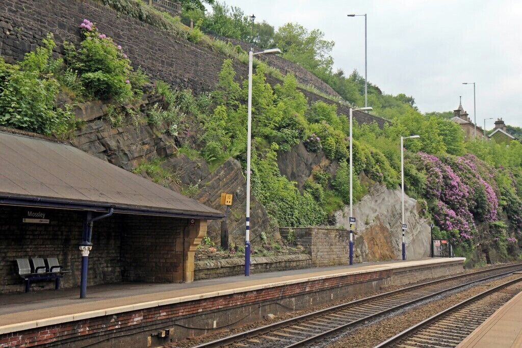 Platform and wall, Mossley railway station