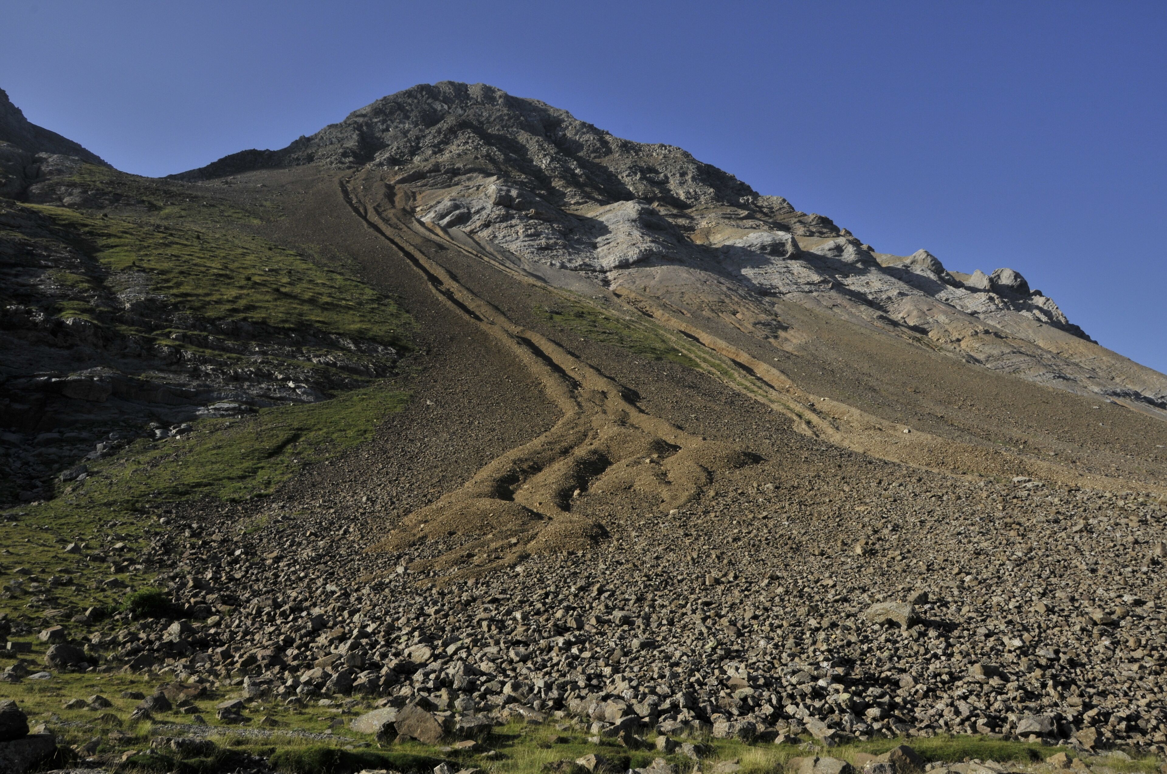 RESTOS DE ALUDES EN LA ZONA DE LACOMA