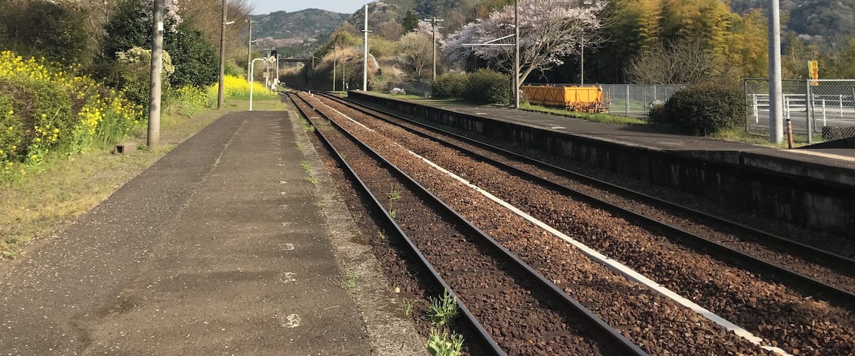 小野屋駅のホーム(奥は鬼瀬方面)