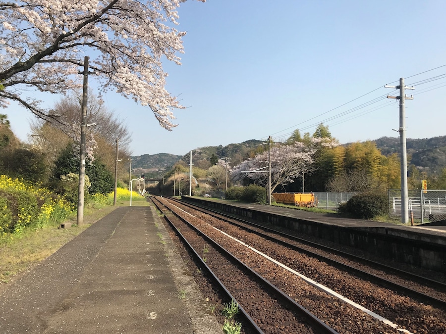 小野屋駅のホーム(奥は鬼瀬方面)
