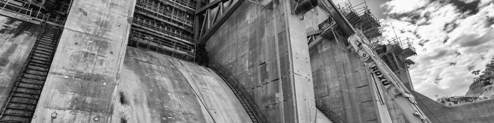 To build a dam is always difficult, given the massive amount of materials required to do so. This one, located in the Tárcoles River, Costa Rica, was particularly challenging for the ones that were part of the team in charge of the construction.