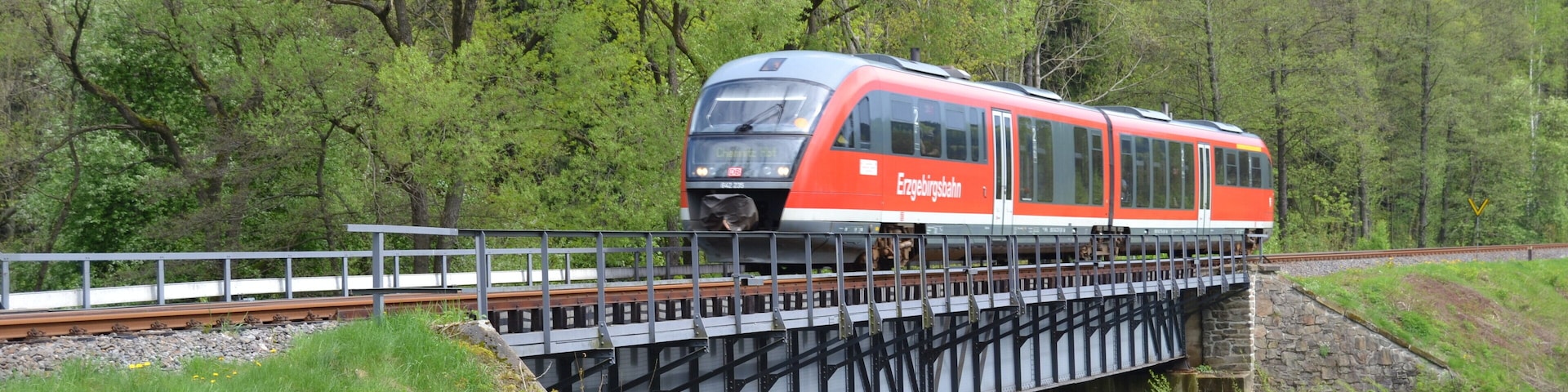 Triebwagen BR 642 der Erzgebirgsbahn auf Flöhabrücke in der Ortslage Pockau kurz hinter dem Bf Pockau-Lengefeld