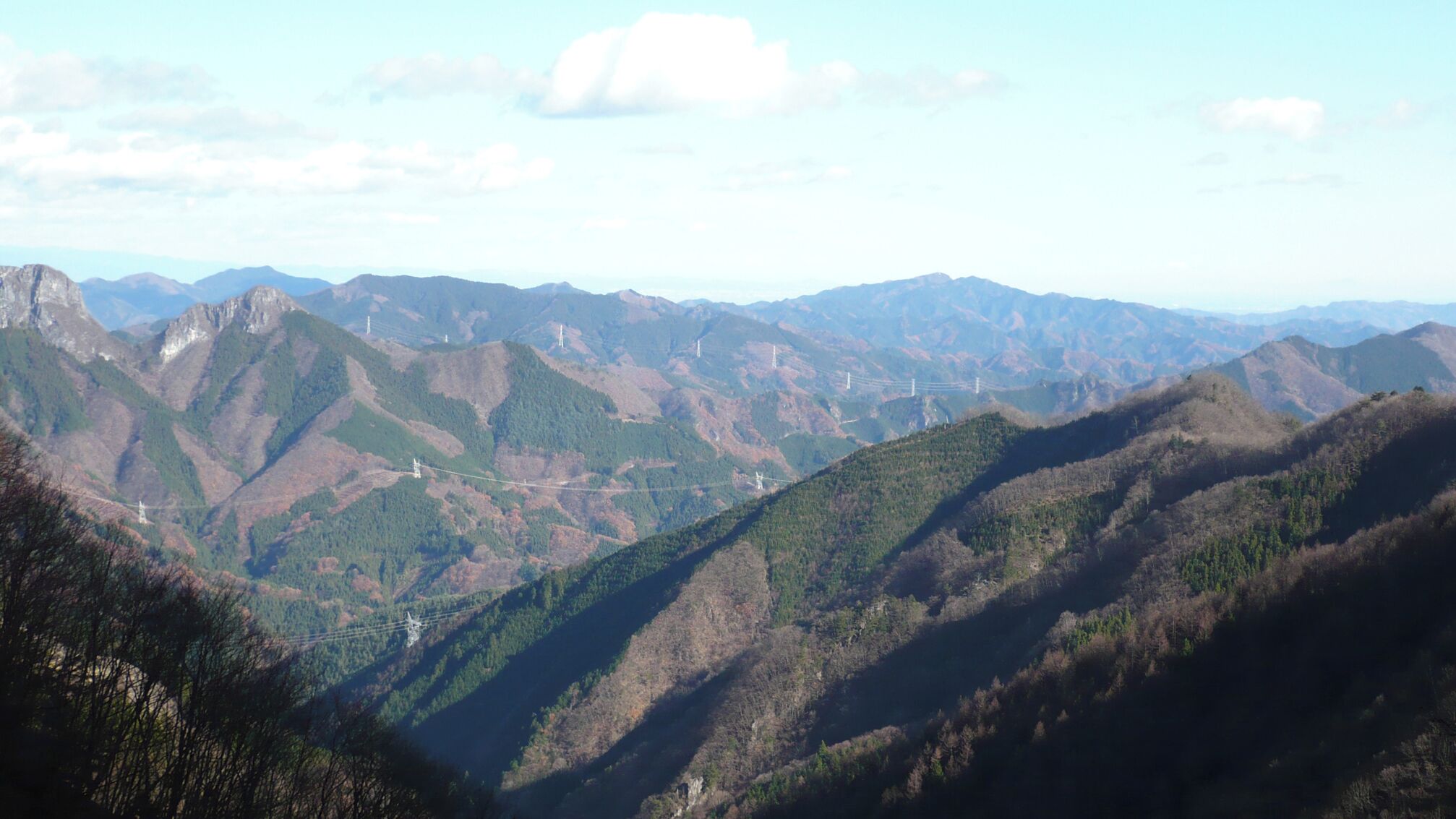 金山志賀坂林道の八丁隧道を北に抜けた付近の風景。二子山 (左で切れている山)。