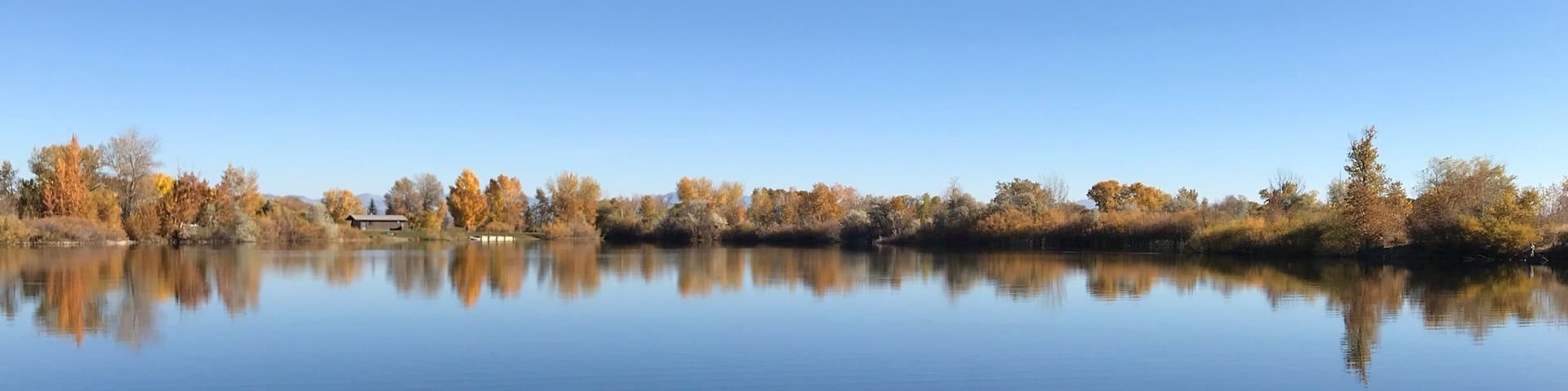 It’s amazing to have no wind in Helena. The water was so smooth when I took this picture from the fishing pier on the south side of the lake.