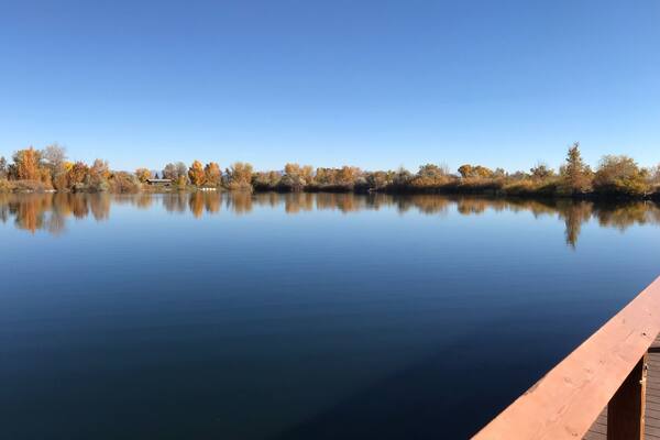 It’s amazing to have no wind in Helena. The water was so smooth when I took this picture from the fishing pier on the south side of the lake.