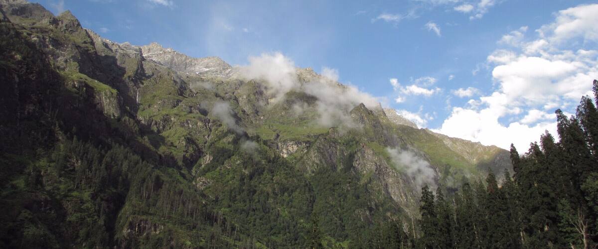 Head in the sky at Kheerganga
Today this short hike is frequented by the new age hippie travellers who flock here for the abundantly growing marijuana..but for many more years it has been on a key pilgrim route, with its natural hot springs - Kheerganga is the abode of God Shiva, and his wife Parvati. According to legend, Shiva's son Kartikeya meditated here for a 1000 years.
#hiking