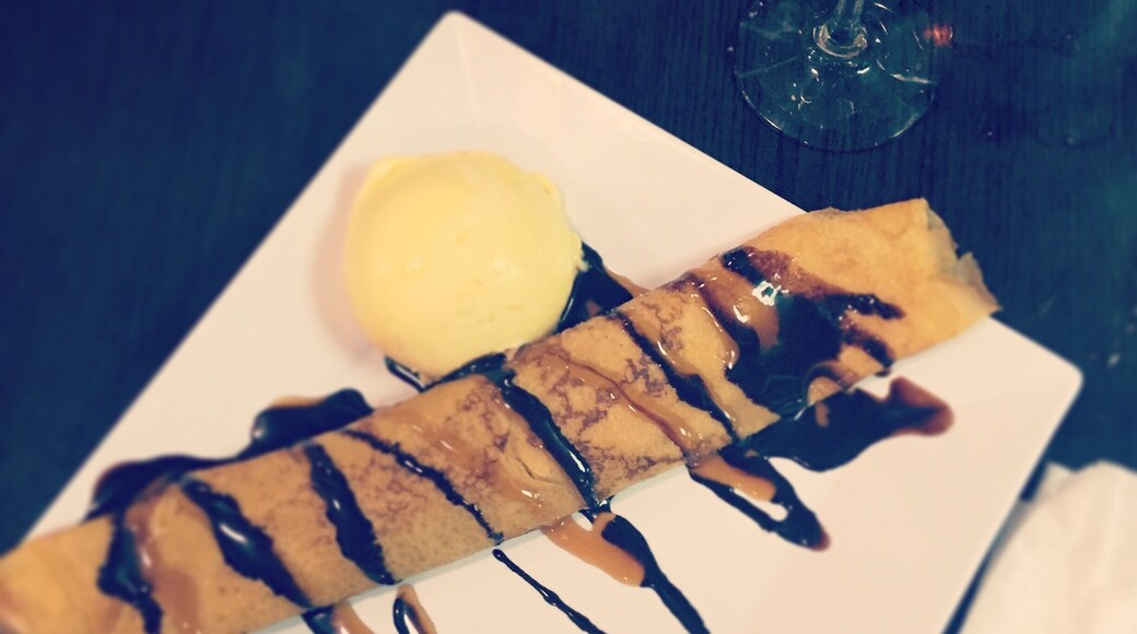 Argentine style couisine. Casual restaurant. Milanese and cannelloni are the best. Signature dessert dulce de leche crepe. Service is great!