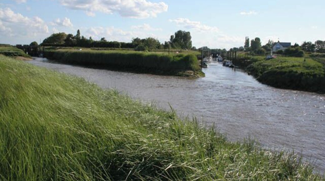 River Glen joining the River Welland The River Glen at Surfleet Seas End is non-tidal until the sluice gate by the Ship Inn, which is on the right of the photograph. The water course on the left is Vernatt's Drain, a large drainage ditch that runs between the Welland (in the foreground) and the Glen.