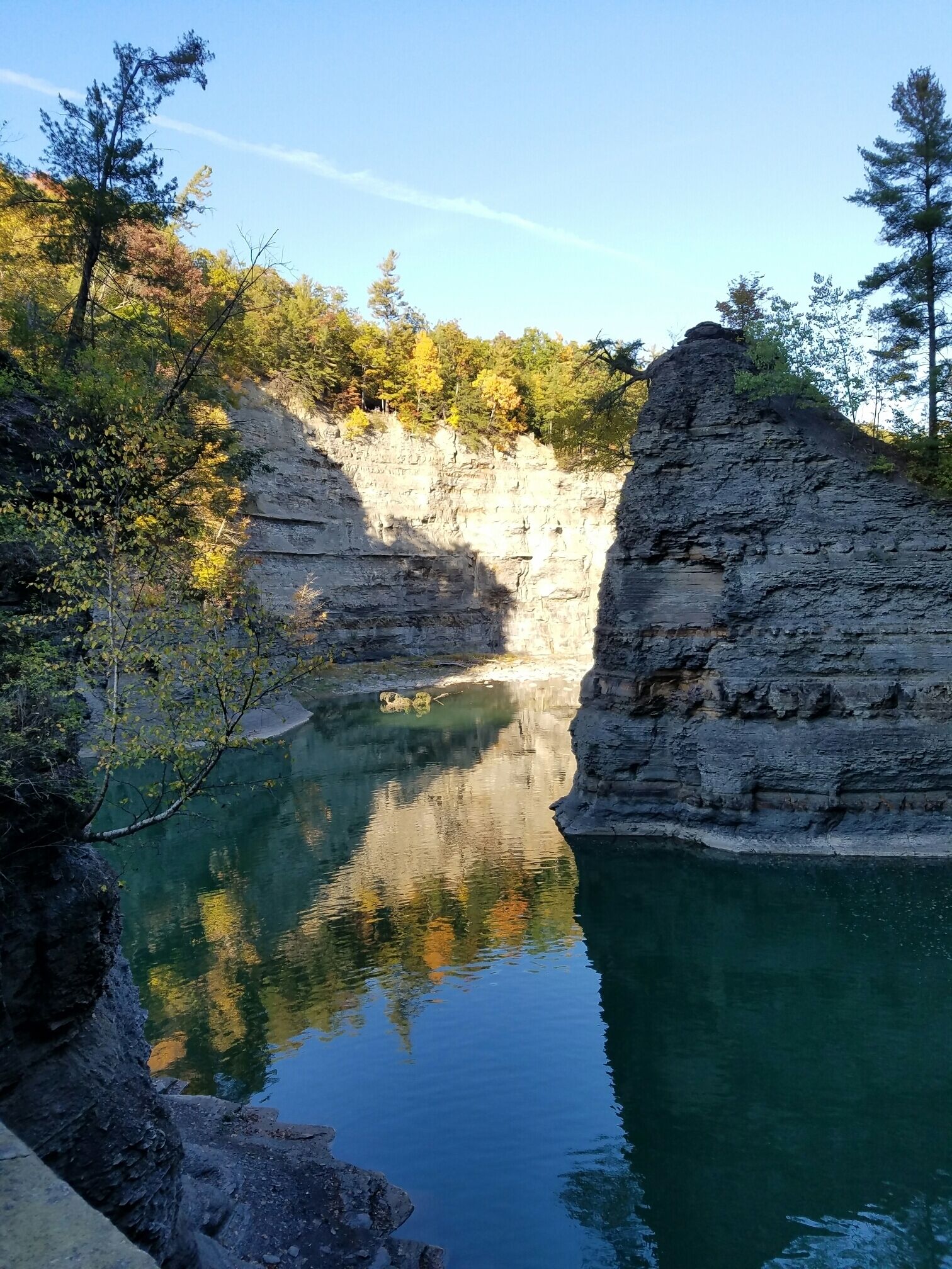 I like how the sunlight finds its  way through thr setting  b
K uh