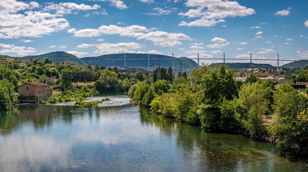 Viaduc de Millau vu depuis le Pont Vieux de Millau sur le Tarn en Aveyron, France
